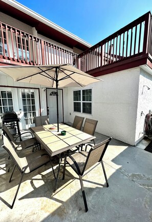 Outdoor dining - Beachside Townhouse
4 min walk to the beach (Myrtle Beach)