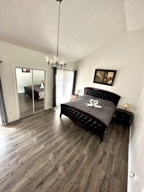 2 bedrooms, WiFi, bed sheets - Beachside Townhouse
4 min walk to the beach (Myrtle Beach)