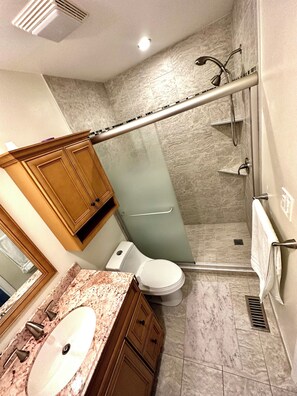 Shower, towels, soap, toilet paper - Beachside Townhouse
4 min walk to the beach (Myrtle Beach)
