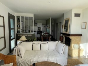 TV, fireplace, books - Vrbo Property (Augerolles)