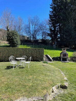 Outdoor dining - Vrbo Property (Augerolles)