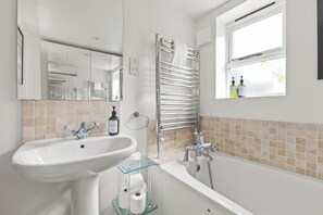 Bathroom - Fantastic 1BDR Flat in Chiswick w Spacious Garden (Greater London)