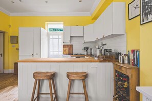 Fridge, microwave, oven, stovetop - Fantastic 1BDR Flat in Chiswick w Spacious Garden (Greater London)