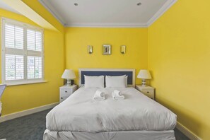 Iron/ironing board, Internet, bed sheets - Fantastic 1BDR Flat in Chiswick w Spacious Garden (Greater London)