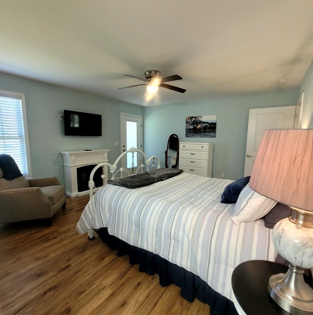 3 bedrooms, desk, iron/ironing board, travel crib