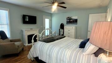 3 bedrooms, desk, iron/ironing board, travel crib