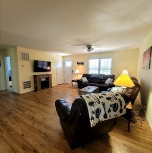 Smart TV, fireplace - Peaceful Cattle Farm Escape near Massanutten (Elkton)