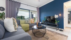 奢华公寓, 3 间卧室, 一层 (Luxury 3 - Bedroom Garden Apartment) | 起居区 | 智能电视