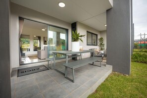 Apartamento superluxo, no piso térreo (Luxury 3 - Bedroom Garden Apartment) | Opções para refeição ao ar livre