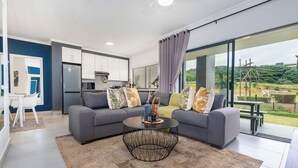 奢华公寓, 3 间卧室, 一层 (Luxury 3 - Bedroom Garden Apartment) | 起居区 | 智能电视