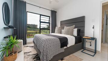 Appartement Luxe, 3 chambres, rez-de-chaussée (Luxury 3 - Bedroom Garden Apartment) | Fer et planche à repasser, Wi-Fi gratuit, décoration personnalisée