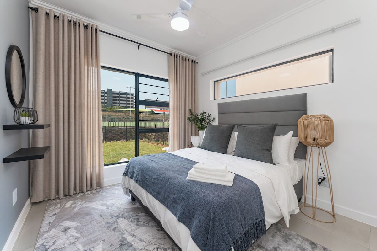 ラグジュアリー アパートメント 2 ベッドルーム 1 階 (Luxury 2 - Bedroom Garden Apartment) | アイロン / アイロン台、WiFi (無料)、客室ごとに異なる装飾、客室ごとに異なるインテリア
