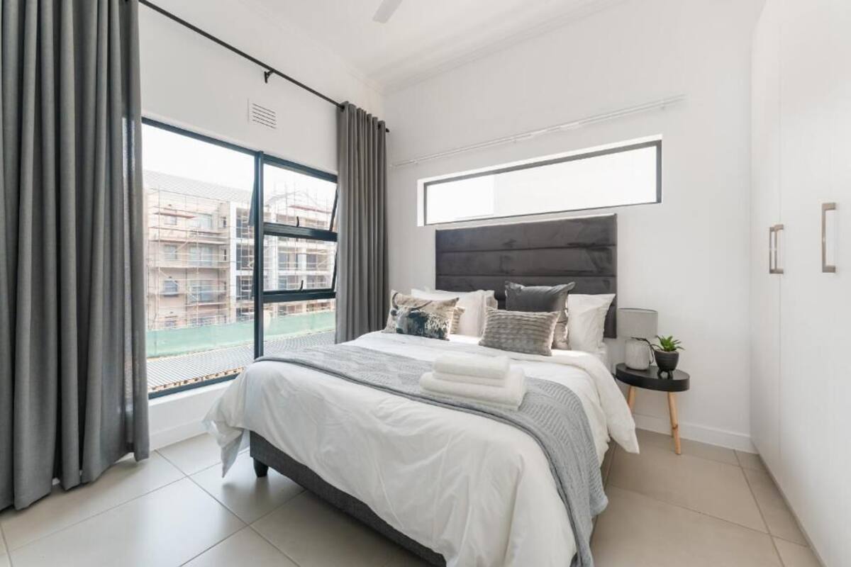 ラグジュアリー アパートメント クイーンベッド 1 台 バルコニー (Luxury1-Bedroom Upper Floor Apartment) | アイロン / アイロン台、WiFi (無料)、客室ごとに異なる装飾、客室ごとに異なるインテリア