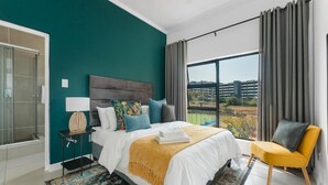 奢华公寓, 1 张大床, 阳台 (Luxury1-Bedroom Upper Floor Apartment) | 熨斗/熨衣板、免费 WiFi、特色装修、特色家居