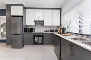 Apartamento superluxo, no piso térreo (Luxury 3 - Bedroom Garden Apartment) | Cozinha privada | Geladeira grande, micro-ondas, fogão, cooktop