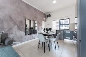 Luxury Apartment, Executive Level (Luxury1-Bedroom Upper Floor Apartment) | Interior