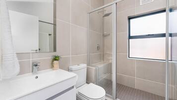 Luxury Apartment, Patio, Ground Floor (Luxury 1 - Bedroom Garden Apartment) | Bathroom | Separate tub and shower, free toiletries, hair dryer, towels