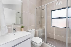 Luxury Apartment, Patio, Ground Floor (Luxury 1 - Bedroom Garden Apartment) | Bathroom | Separate tub and shower, free toiletries, hair dryer, towels