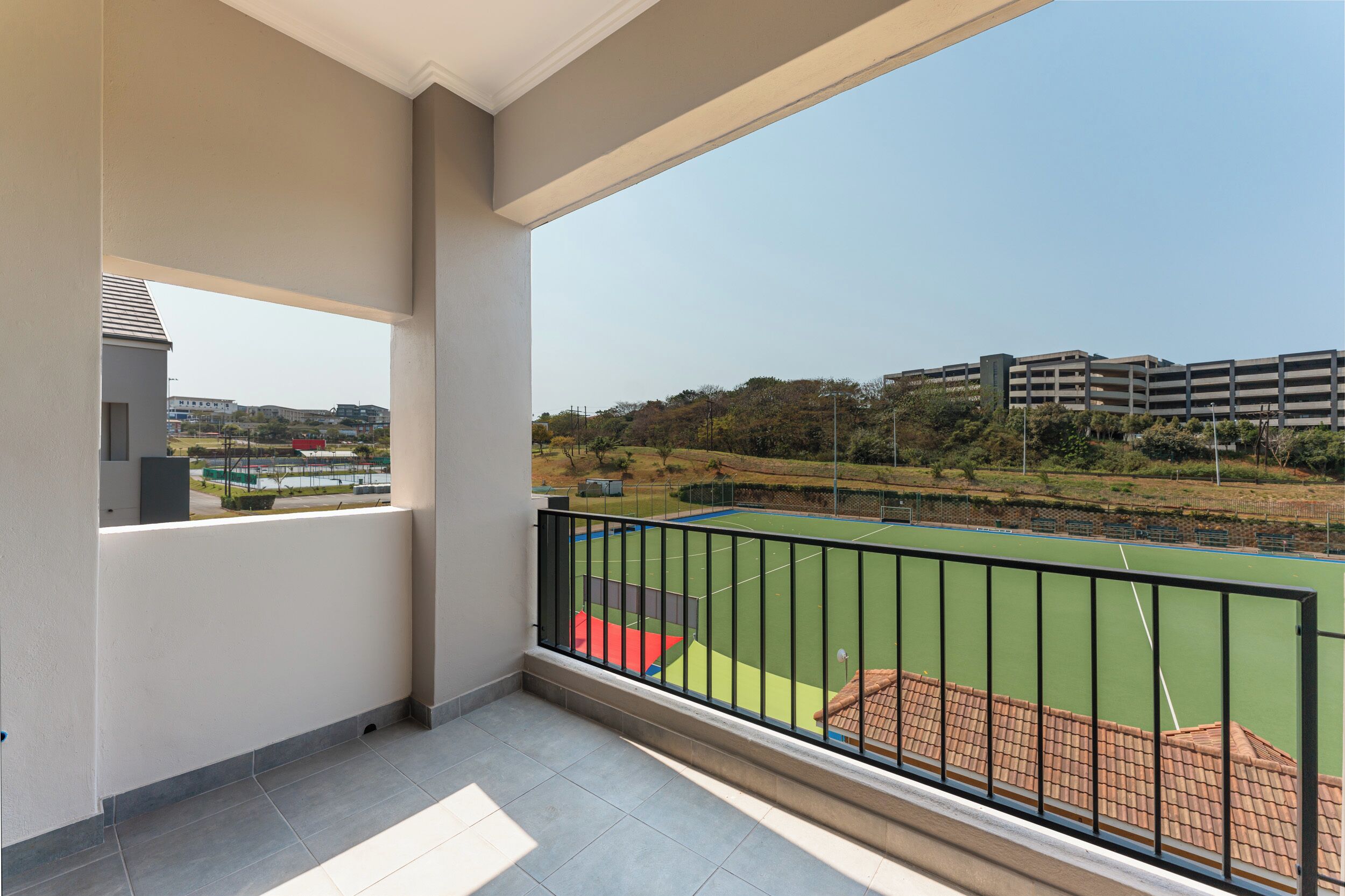 Apartemen Mewah, 2 kamar tidur, balkon (Luxury2-Bedroom Upper Floor Apartment) | Lapangan olahraga