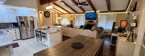 Fridge, microwave, oven, stovetop - Hi-Fi Private Haven: A Pet-Friendly Urban Nature Retreat Plymouth, MN (Plymouth)