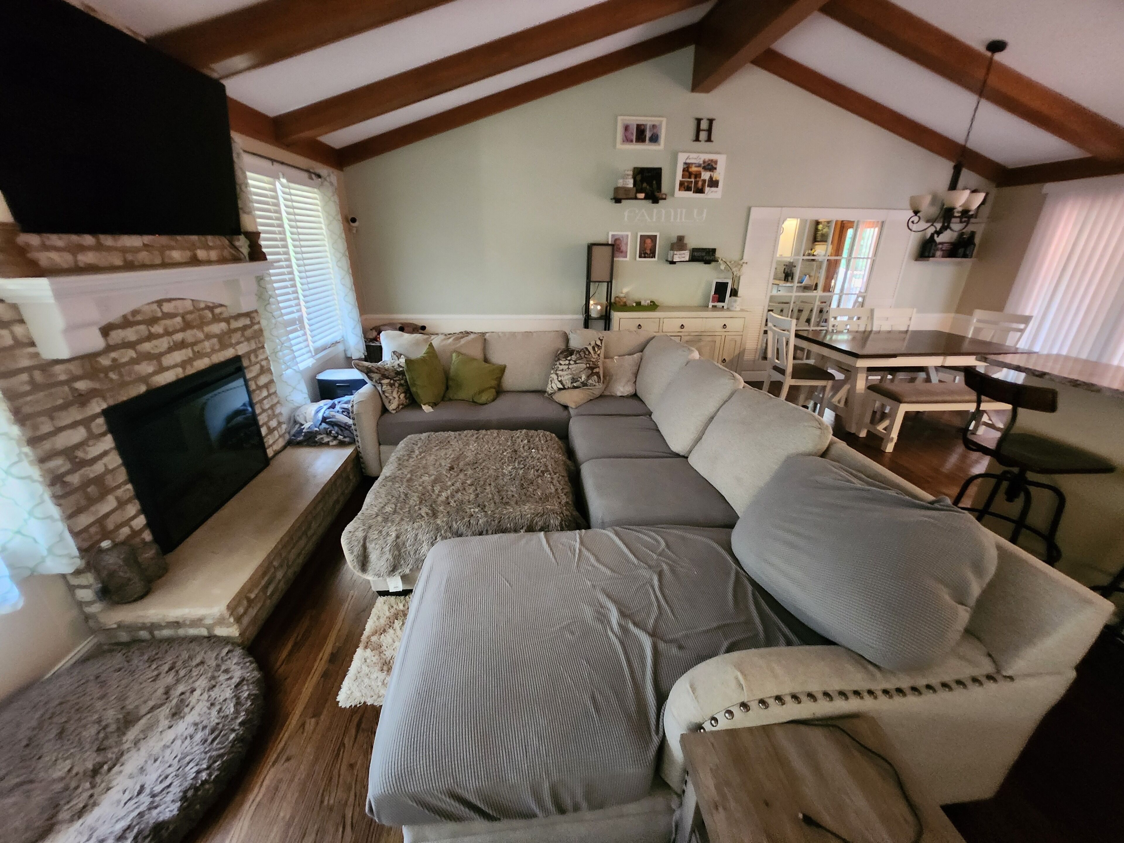 Smart TV, fireplace, DVD player, ping pong