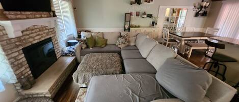 Smart TV, fireplace, DVD player, ping pong