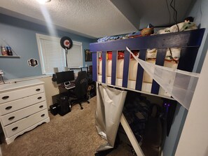 3 habitaciones, tabla de planchar con plancha, wifi y ropa de cama 