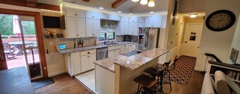 Hi-Fi Private Haven: A Pet-Friendly Urban Nature Retreat Plymouth, MN