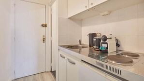 Nhà | Bếp riêng | Dụng cụ pha cà phê/trà, tủ lạnh, lò vi sóng, ấm điện