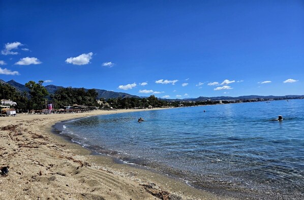 A beach with clear water, a sandy shore, and a mountain range in the background. - CASA MARBELLA OJEN 8 km from Marbella and SEA (Ojén)