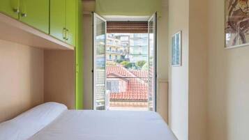 1 bedroom, bed sheets