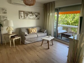 Living area - Vrbo Property (La Grande-Motte)