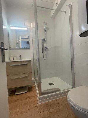 Shower, hair dryer, towels, soap - Vrbo Property (La Grande-Motte)