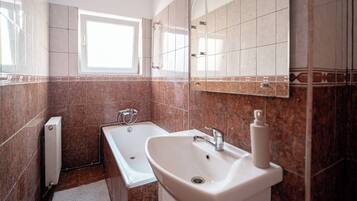 Serviettes fournies, savon, shampoing, papier toilette