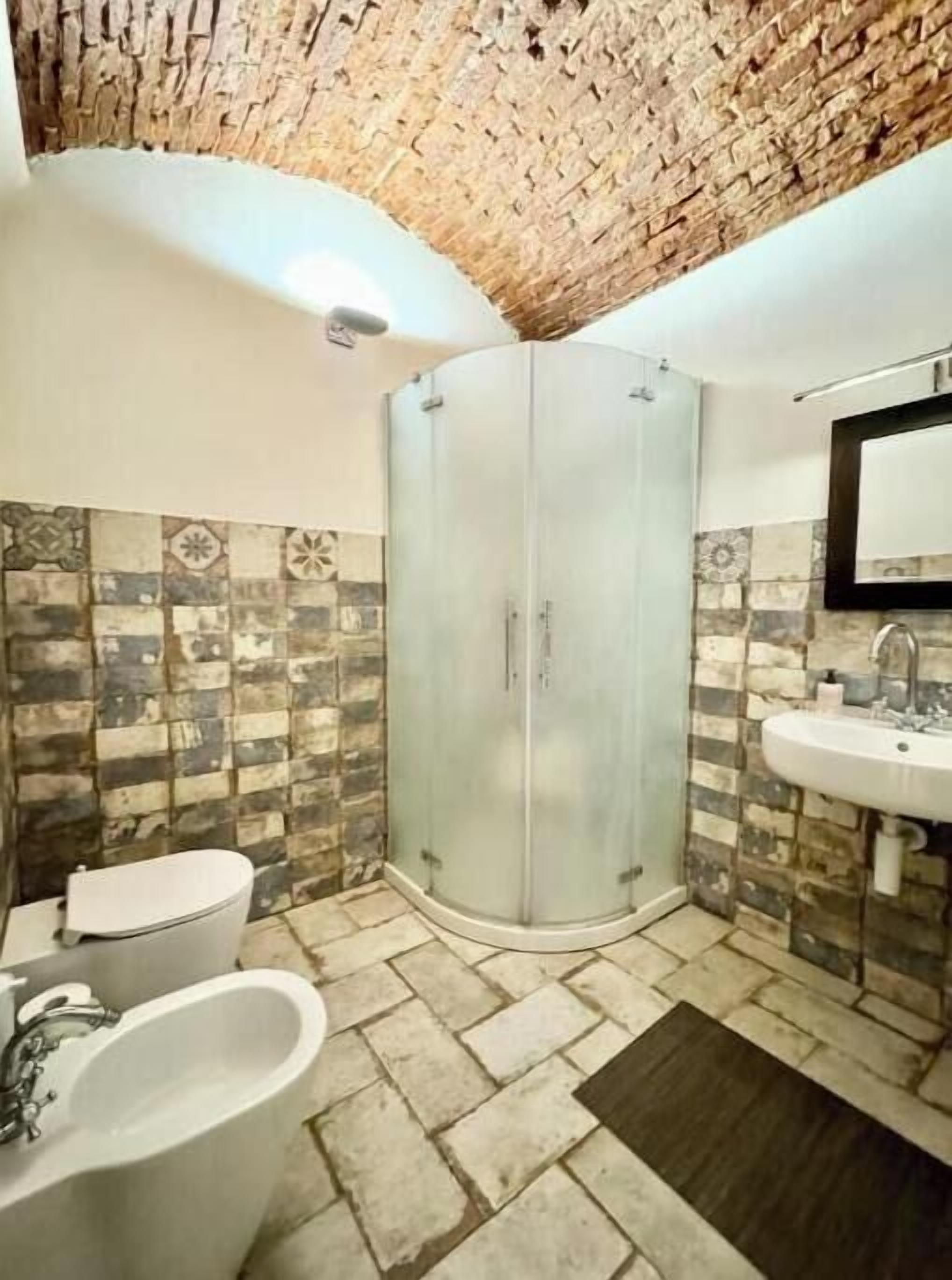 Douche, sèche-cheveux, bidet, serviettes fournies