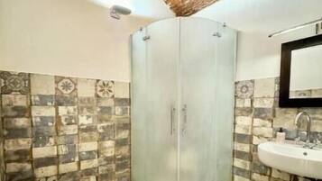 Douche, sĂšche-cheveux, bidet, serviettes fournies