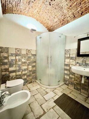 Douche, sèche-cheveux, bidet, serviettes fournies