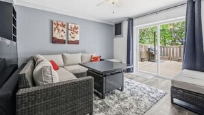 Ein Wohnzimmer mit einer Couch, einem Couchtisch und einem Deckenventilator.