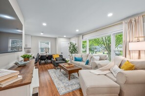 Una Smart TV, una chimenea, un futbolín, una mesa de tenis de mesa