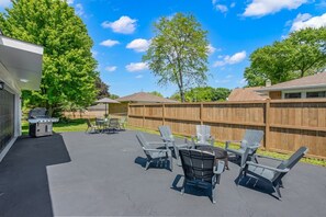 Outdoor dining - Family Stay with Game Garage, Fire Pit, Streaming TVs and Private Yard (Libertyville)
