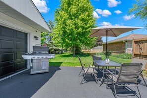 Outdoor dining - Family Stay with Game Garage, Fire Pit, Streaming TVs and Private Yard (Libertyville)
