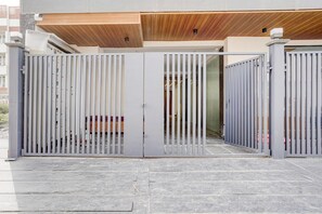 House | Reception - Deluxe Hotel P66 Sec 49 (Gurugram)