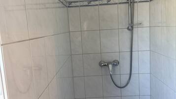 Douche, serviettes fournies