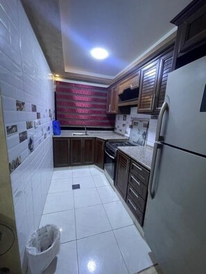 Suite familiar, 3 habitaciones | Cocina privada | Refrigerador, microondas, parrilla de estufa y utensilios de cocina 
