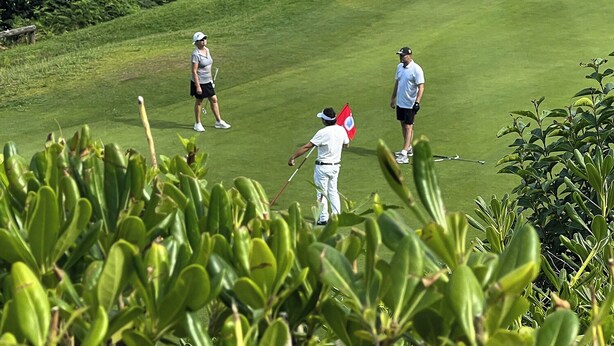 En golfbana med utsikt över havet och klippiga utskjutande partier.