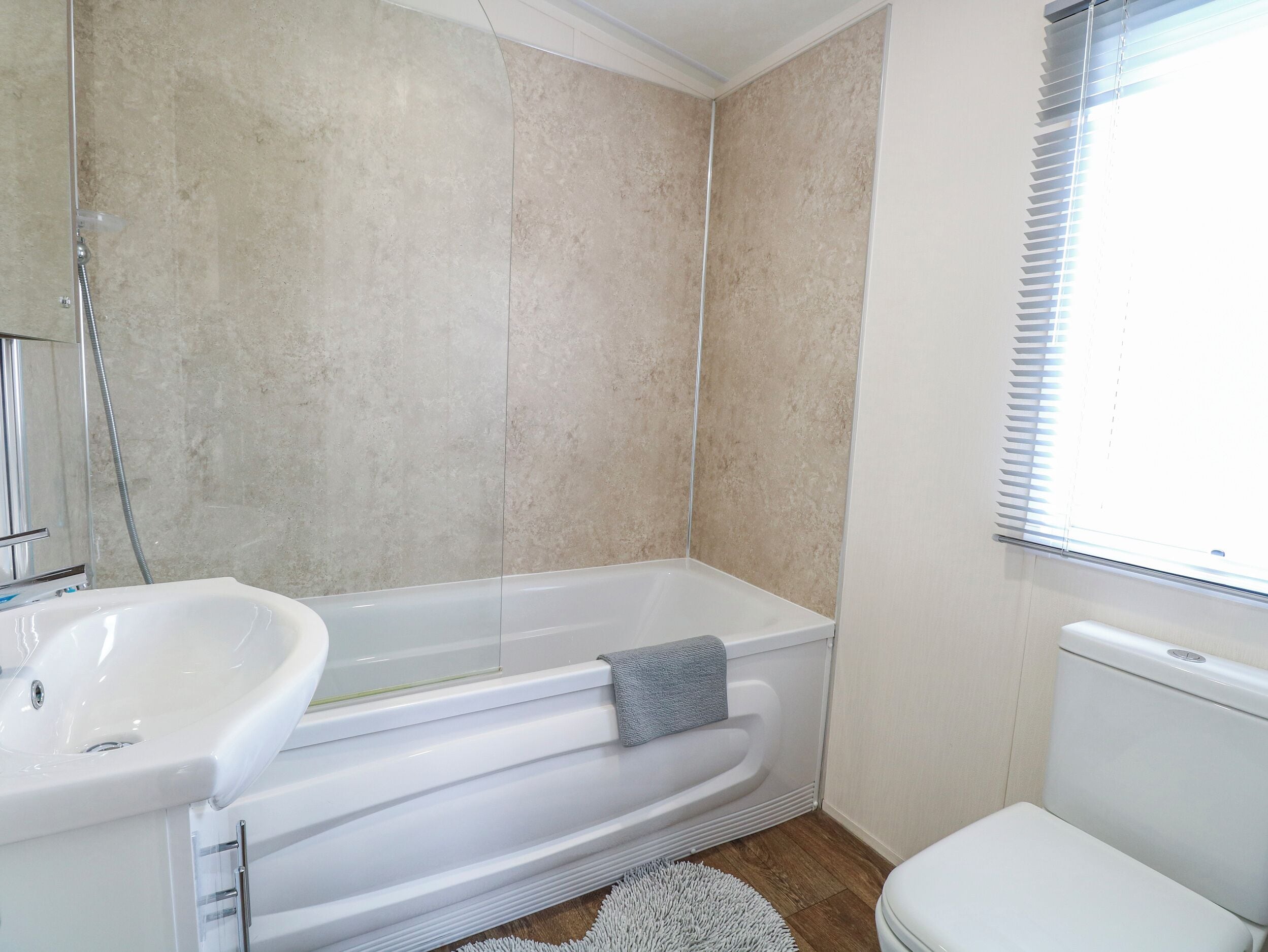 Ein Badezimmer mit einer Badewanne, einem Waschbecken und einer Toilette.