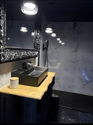 Shower, hair dryer, towels - Bed and Breakfast 'Luxurious Love Room By Vill'amore' with Private Terrace, Wi-Fi and Air Conditioning (Solaro)