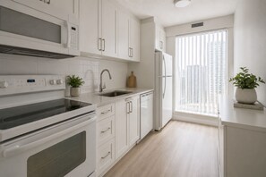 Economy Room | Private kitchen | Fridge, microwave, oven, stovetop - Velour & Vista (Toronto)