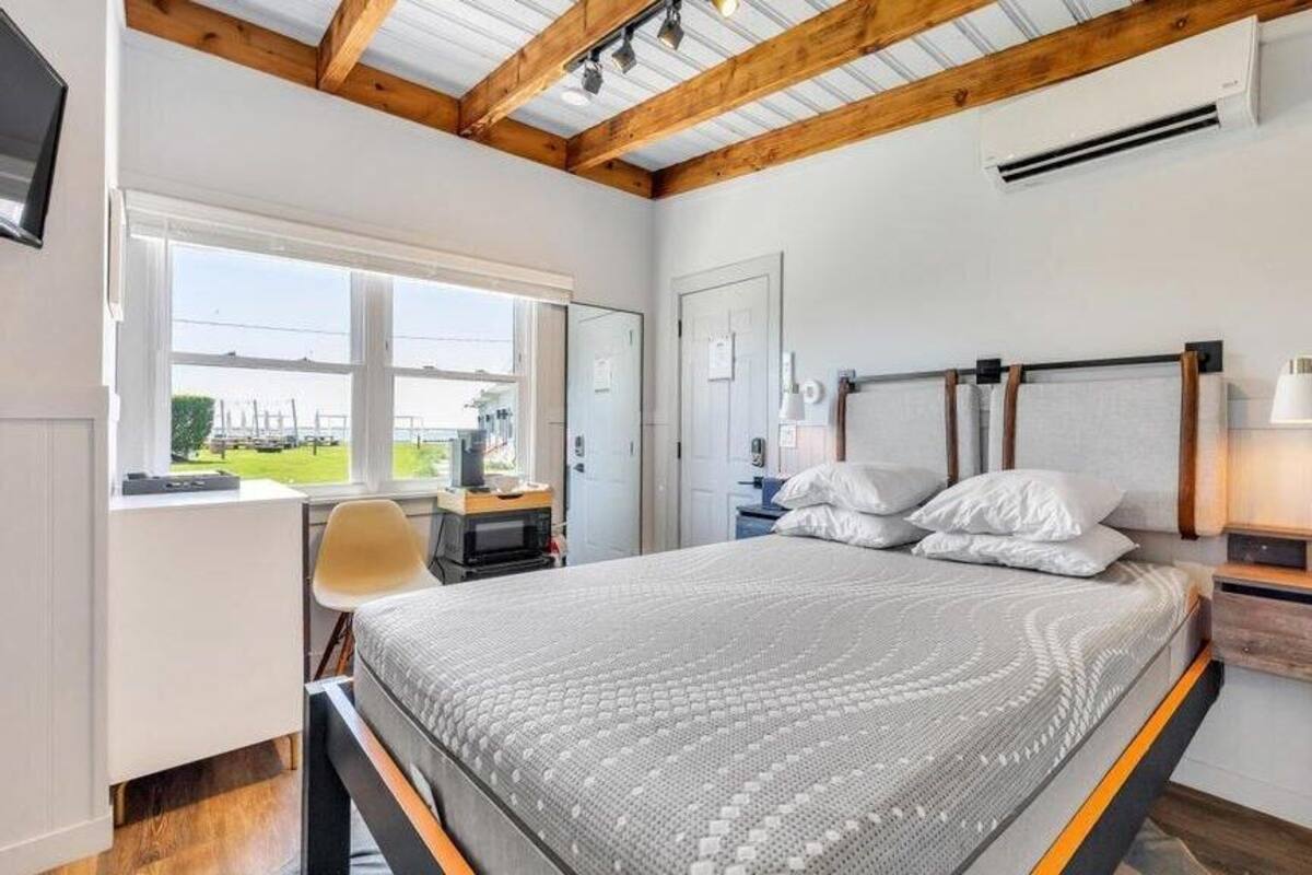 Cabin, 1 Queen Bed (The Inn Spot Studio - Unit 8)