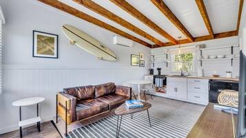 Suite, 1 Queen-Bett (The Inn Spot One-Bedroom Suite - Unit) | Wohnbereich